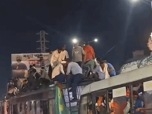 भाविक इतके उत्साही दिसले की, वाहतूक पोलिसांची नजर चुकवून बसच्या छतावर बसून जात होते.