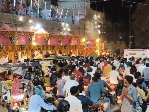 दानघाटी मंदिर मुकुट मुखारबिंद मानसी गंगा, जतीपुरासह इतर मंदिरांमध्ये मोठ्या संख्येने भाविक पोहोचत आहेत.
