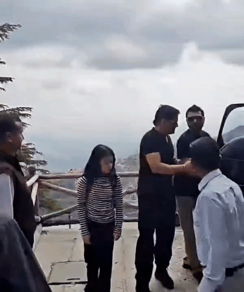 लोग धोनी की फोटो खींचते नजर आए।