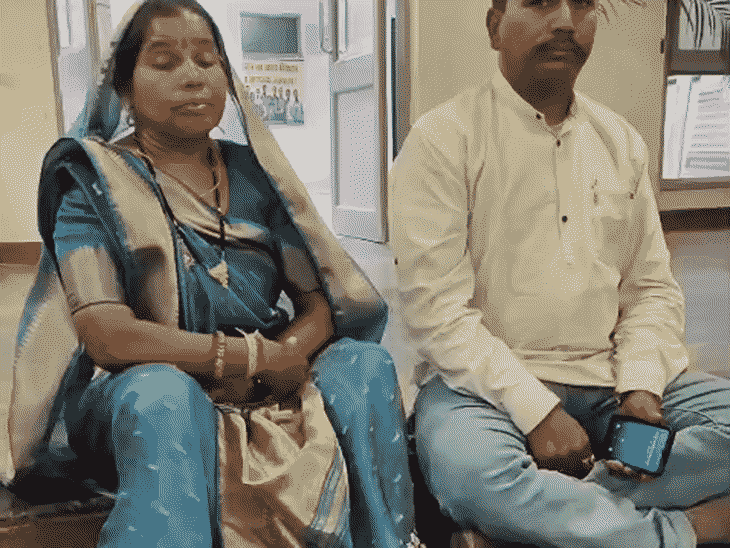 रतलाम जिला पंचायत अध्यक्ष लाला बाई अपने पति के साथ कलेक्टर से मिलने पहुंची थीं.