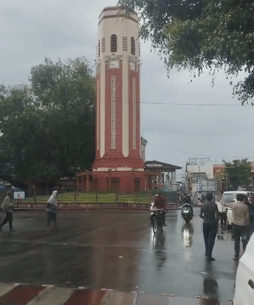 देहरादून में रुक-रुक कर बारिश हो रही है.