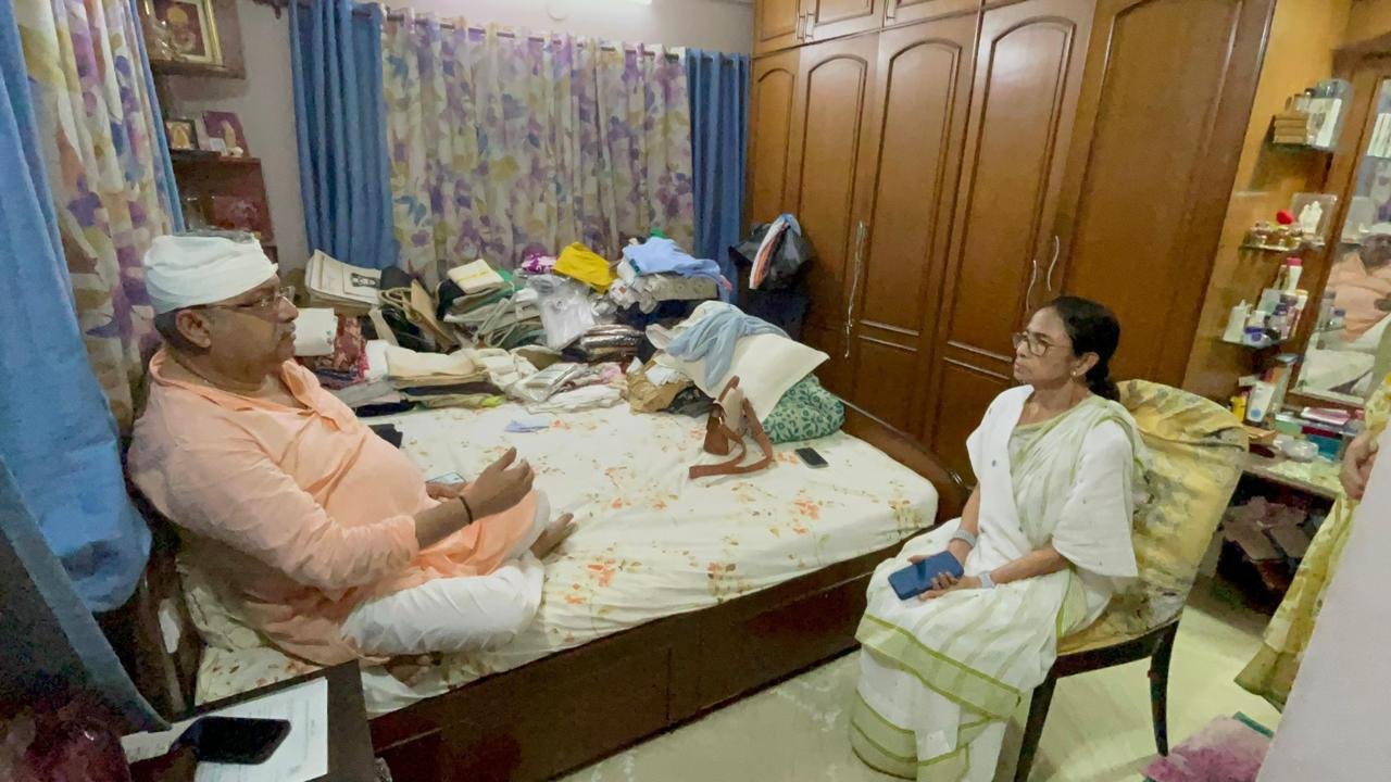 TMC चीफ ममता बनर्जी, सांसद कल्याण बनर्जी से मिलने उनके घर पहुंचीं।