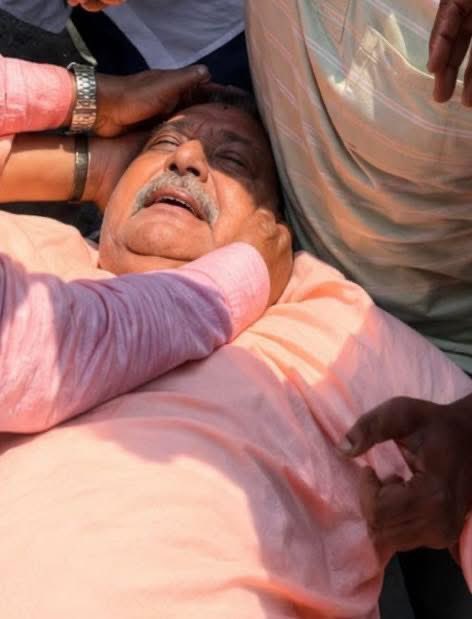 चोट लगने के बाद कल्याण बनर्जी को लोग संभालते दिखे।