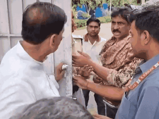 कलेक्टर गेट पर खड़े थे, इसी दौरान विधायक और कलेक्टर के बीच बहस हो गई.