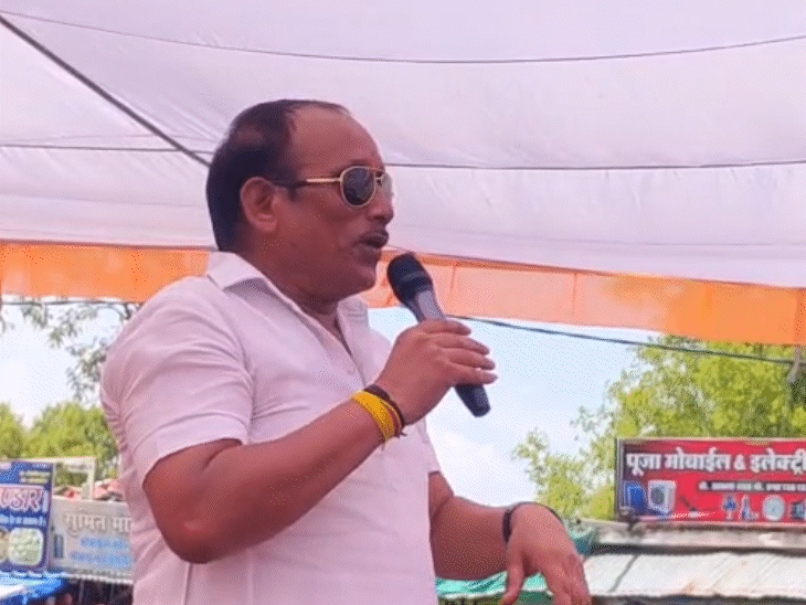 बीजेपी विधायक प्रीतम लोधी ने एक कुख्यात डकैत को अपना दोस्त बताया.