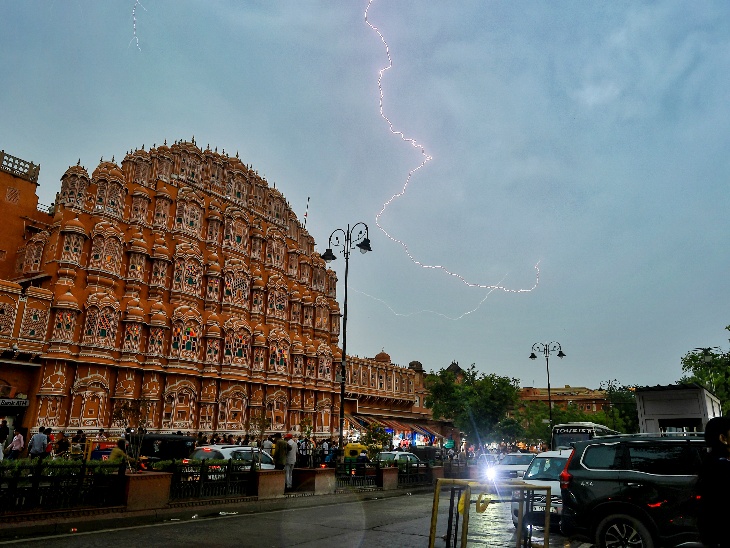 राजस्थान के जयपुर में शनिवार को हवा महल के पास बिजली गिरी। न्यूज एजेंसी ANI ने फोटो जारी की।