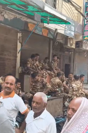 सूर्या के घर के बाहर भारी संख्या में फोर्स तैनात है। हिंदू संगठन के लोग भी पहुंच गए हैं और नारेबाजी कर रहे हैं।