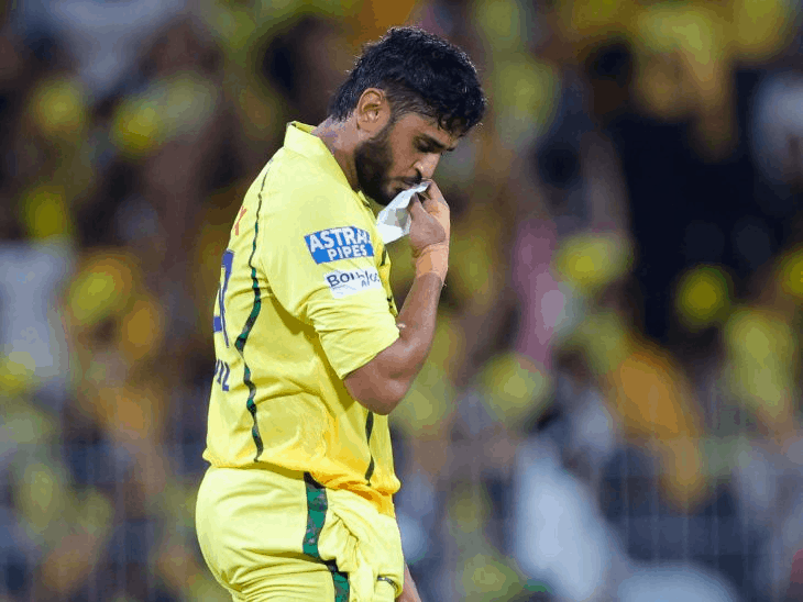 चेन्नई के उर्विल पटेल ने लखनऊ के खिलाफ 13 बॉल पर फिफ्टी लगाकर IPL में सबसे तेज फिफ्टी के रिकॉर्ड की बराबरी की। इसके बाद उन्होंने पहले हाथ जोड़ा। फिर जेब से एक पर्ची निकाली, जिस पर लिखा था- पापा यह आपके लिए।
