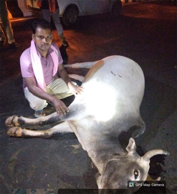 घटना के बाद रात में ग्रामीण मौके पर पहुंचे और मामले की सूचना पुलिस को दी।