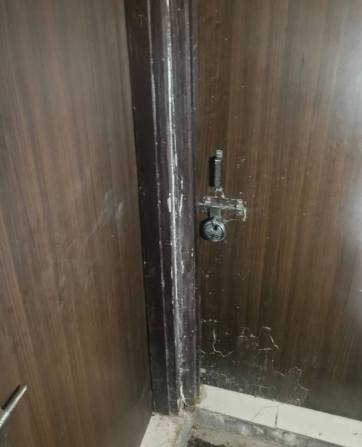 खोड़ा के लोकप्रिय विहार में असद का घर 4 मंजिला फ्लैट्स में पहली मंजिल पर है। यहां ताला लगा है।