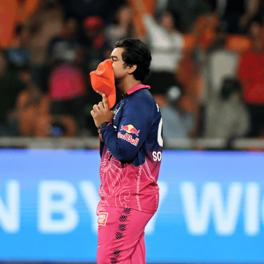 गुजरात के खिलाफ क्वालीफायर-2 में 7 विकेट की हार के साथ ही राजस्थान IPL 2026 से बाहर हो गई। मैच में 96 रन बनाने वाले वैभव ने हार के बाद ऑरेंज कैप से अपना चेहरा ढक लिया। वे डगआउट में रोते नजर आए।