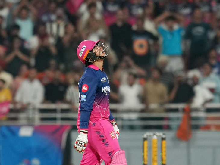 हैदराबाद के खिलाफ वैभव के आउट होते ही स्टेडियम में पिन ड्रॉप साइलेंस छा गया। वैभव 97 रन पर थे, तभी थर्ड मैन पर कैच दे बैठे। उनका विकेट गिरते ही सभी दर्शक निराश हो गए।