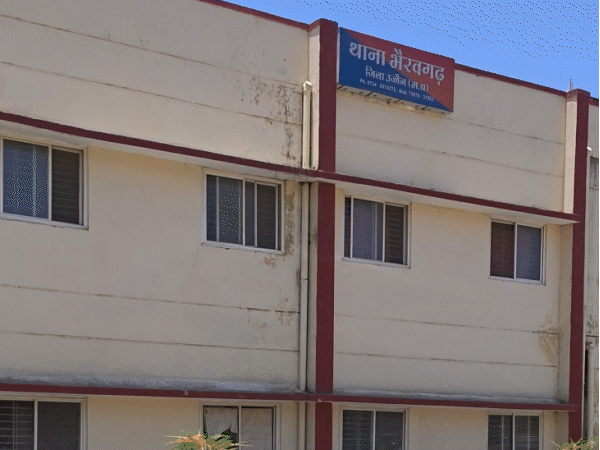 वीडियो वायरल होने पर भैरवगढ़ थाना पुलिस ने कार्रवाई की.