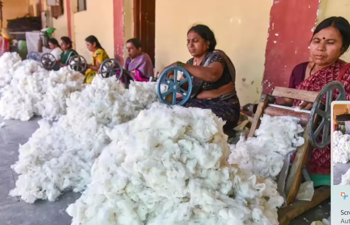 रिपोर्ट के मुताबिक 4.5 करोड़ लोग टेक्सटाइल इंडस्ट्री से जुड़े हैं।