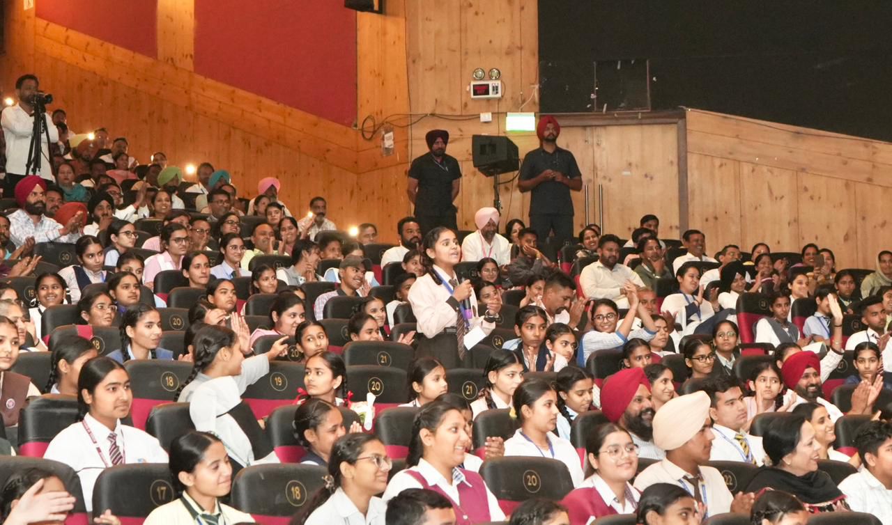 पंजाब शिक्षा विभाग की ओर से आज (31 मई) को चंडीगढ़ के टैगोर थिएटर में पीएसईबी के टॉपर विद्यार्थियों को सम्मानित करने के लिए 'सितारे ज़मीन पर' कार्यक्रम आयोजित किया गया।