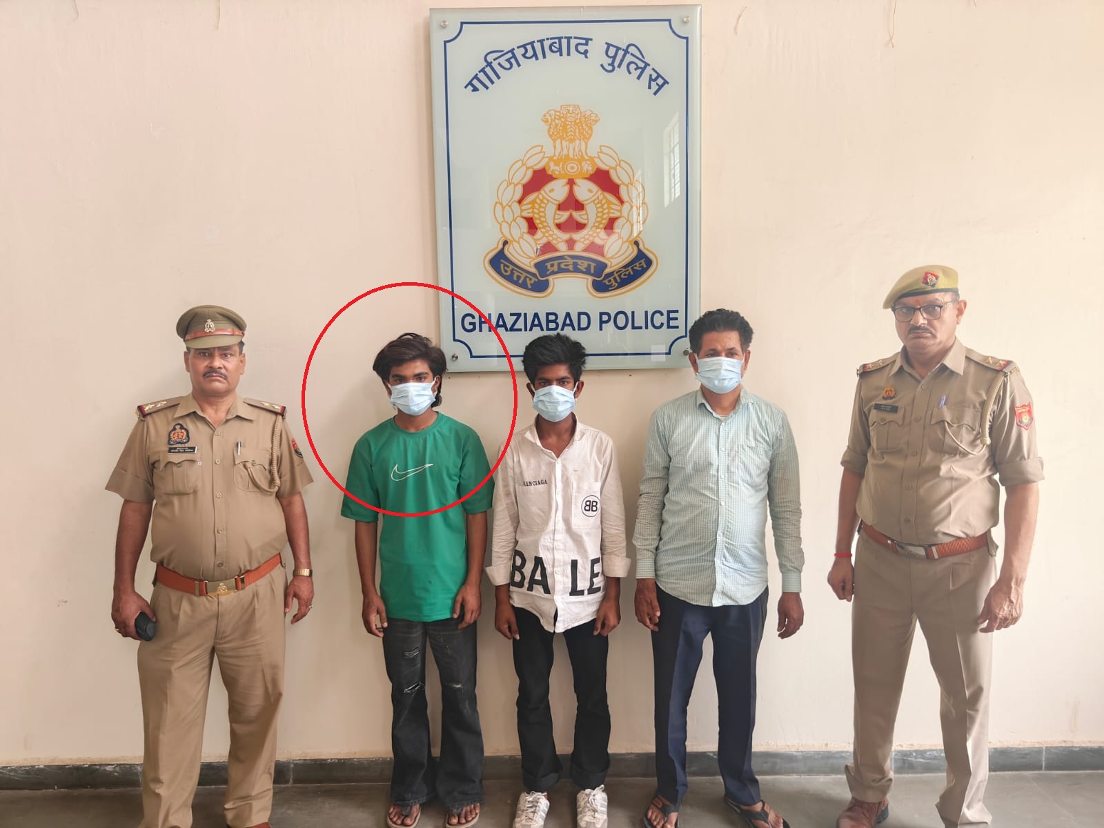 लाल घेरे में आरोपी फरहान है। इसने सूर्या को मारने के लिए चाकू देने की बात कबूल की है।