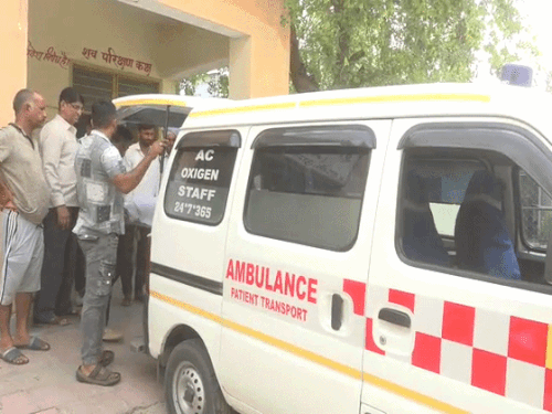 मधु का शव अस्पताल से ले जाते परिजन।