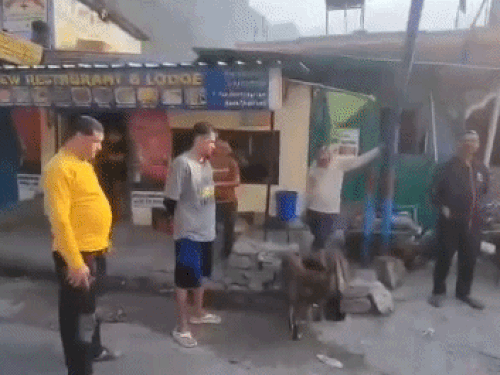 मंडल पुलिस चौकी के पास रोके गए यात्री।