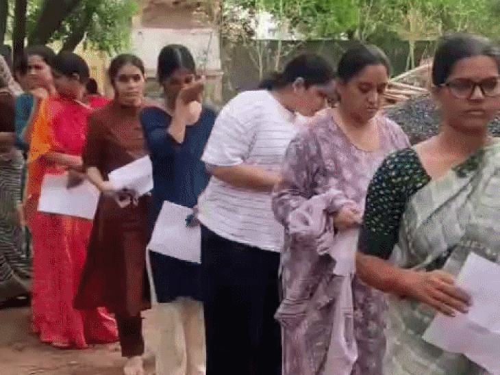 परीक्षा सेंटरों पर गर्ल्स और बॉयज की अलग-अलग लंबी लाइनें लगवाई गई।