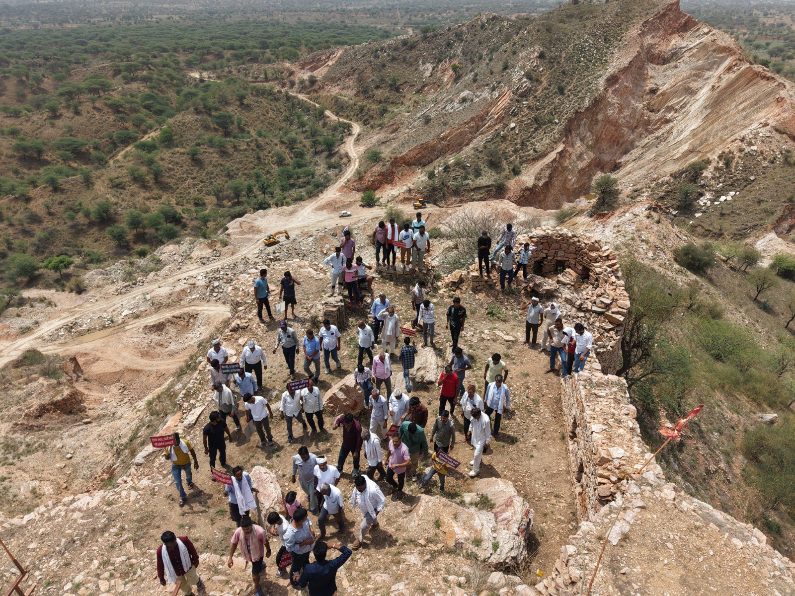 ग्रामीणों ने धर्मशाला से पहाड़ी स्थित चिल्लाई माता मंदिर तक रैली निकाली