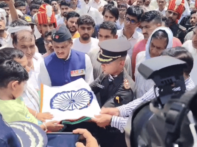 शहीद के बेटे को तिरंगा दिया गया