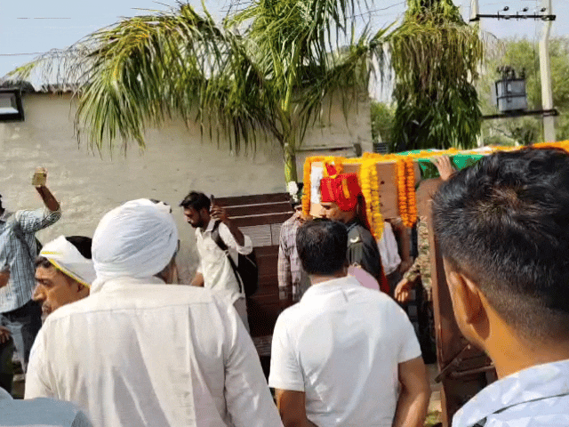 शहीद का पार्थिव शरीर घर लाया गया