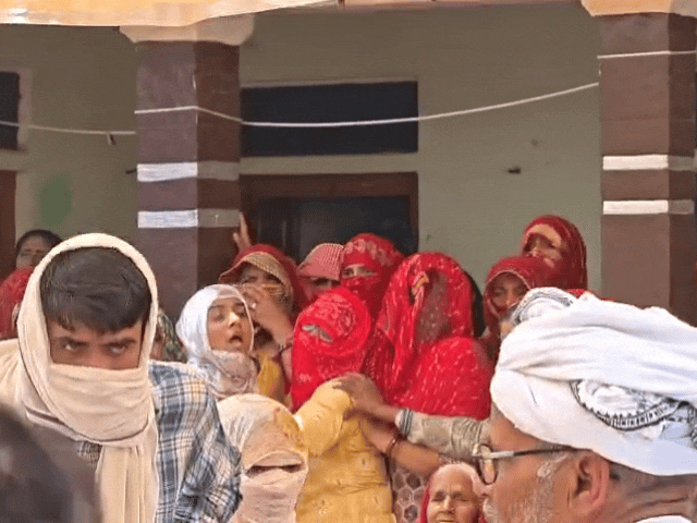 जब शरीर को अंत्येष्टि के लिए ले जाया गया तो पूरे गांव में गम का माहौल हो गया