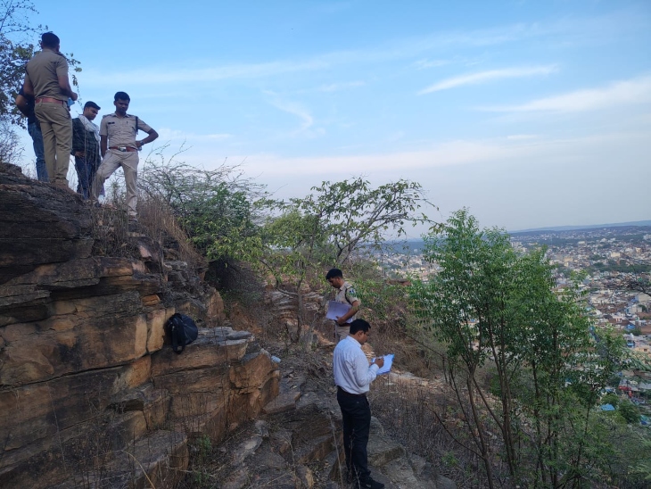 फोरेंसिक एक्सपर्ट कोकसिंह घटनास्थल पर जांच कर रहे हैं
