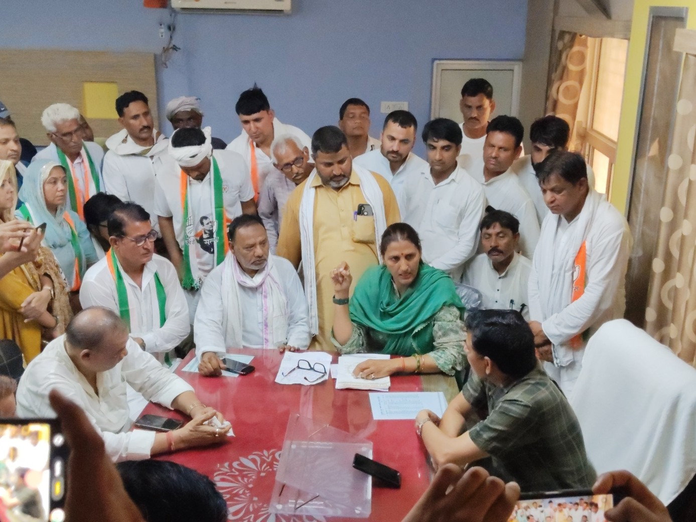 पूर्व विधायक कृष्णा पूनिया ने एसडीएम से चर्चा की