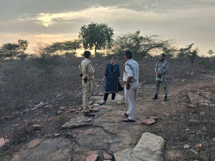 जंगल में जांच करती पुलिस टीम