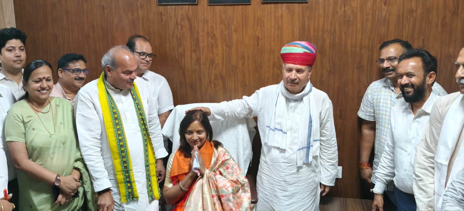 रेवाड़ी में नवनिर्वाचित चेयरपर्सन को आशीर्वाद देते केंद्रीय मंत्री राव इंद्रजीत सिंह।