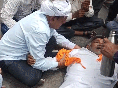 प्रदर्शन के दौरान किसान की तबीयत बिगड़ गई.