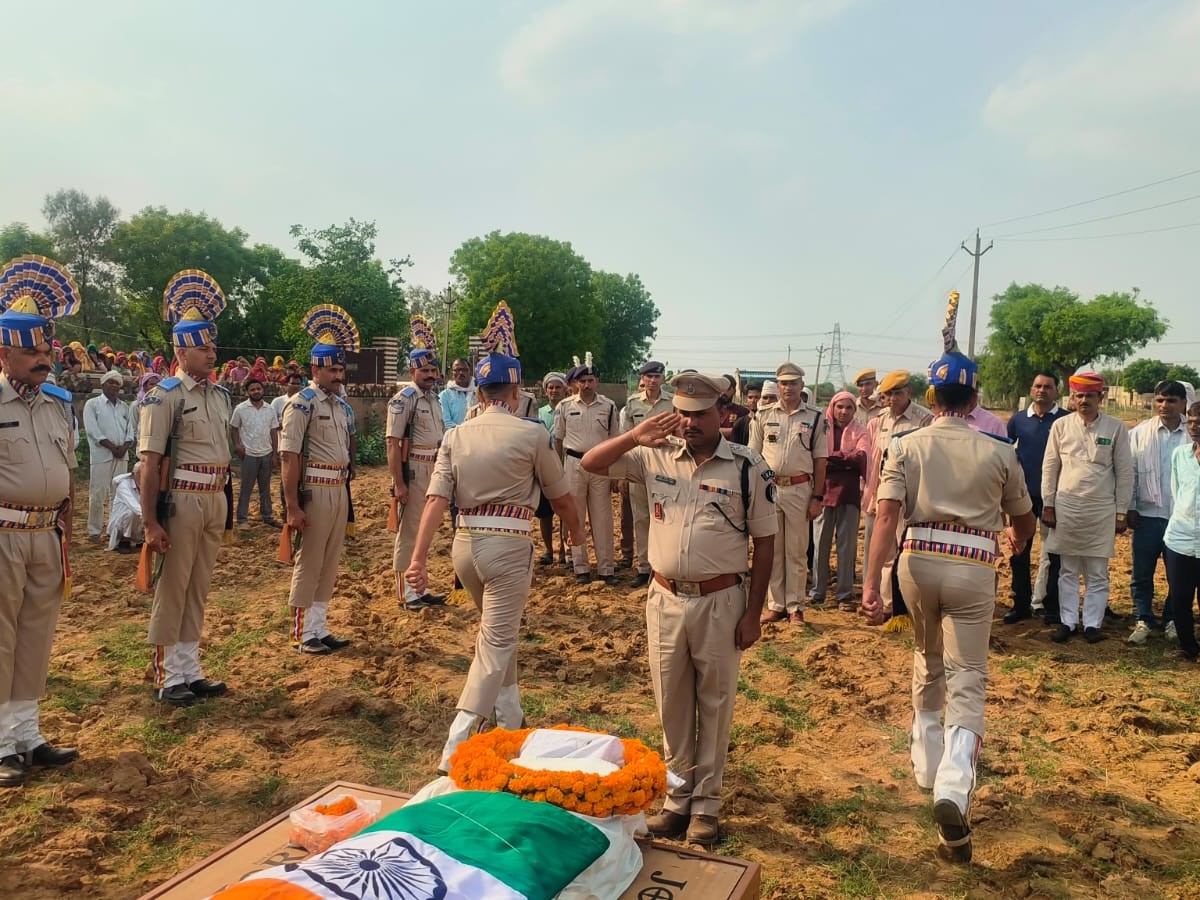 सीआरपीएफ जवानों ने अंतिम सलामी दी।