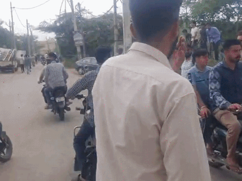 आग लगने के बाद बाहर निकले कर्मचारी व मौके पर पहुंची पुलिस।
