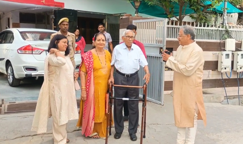 The Chief Election Commissioner reached his residence in Vijay Nagar on Monday evening and took blessings from his parents.