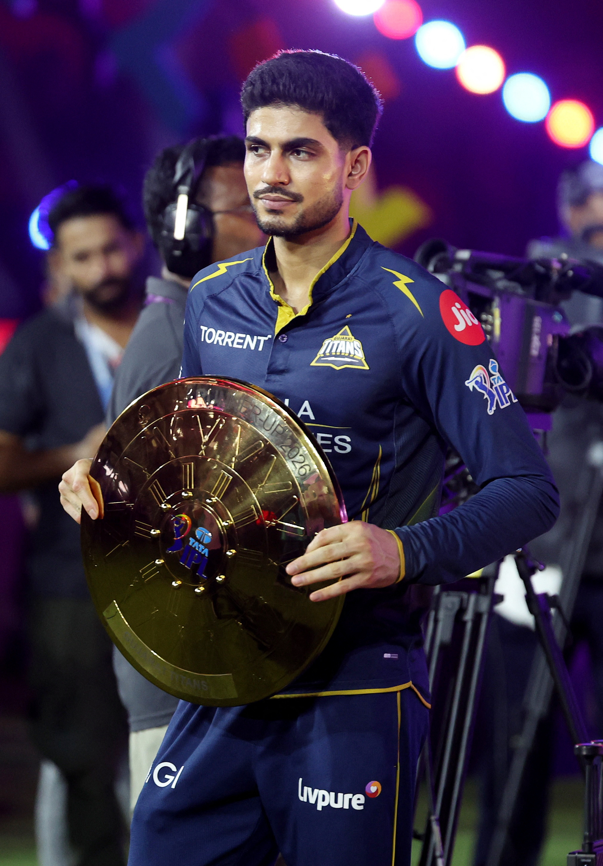 रनरअप ट्रॉफी के साथ गुजरात के कप्तान शुभमन गिल।