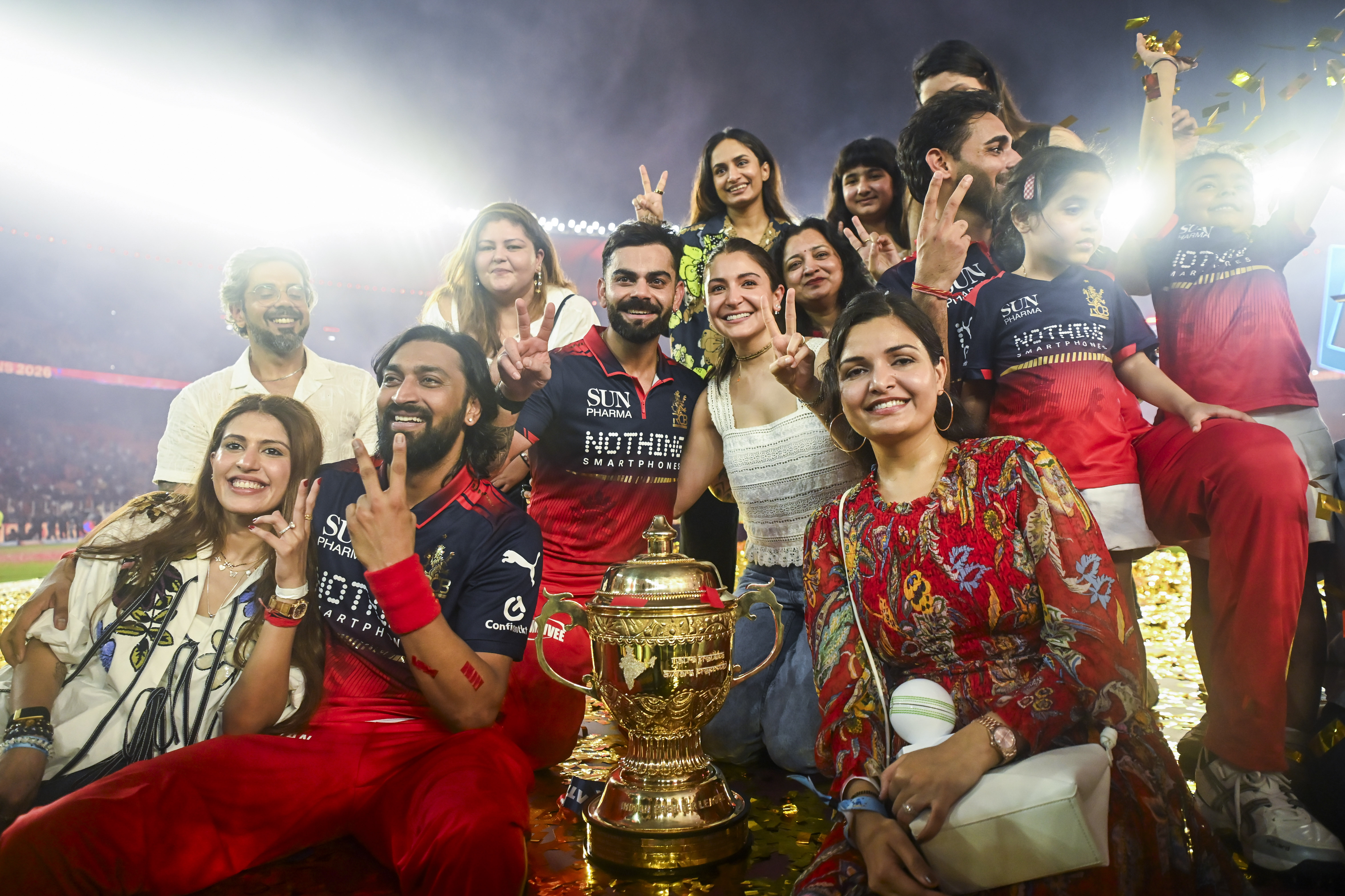 RCB के खिलाड़ियों के परिवार वालों ने भी ट्रॉफी के साथ फोटो खिंचवाई।