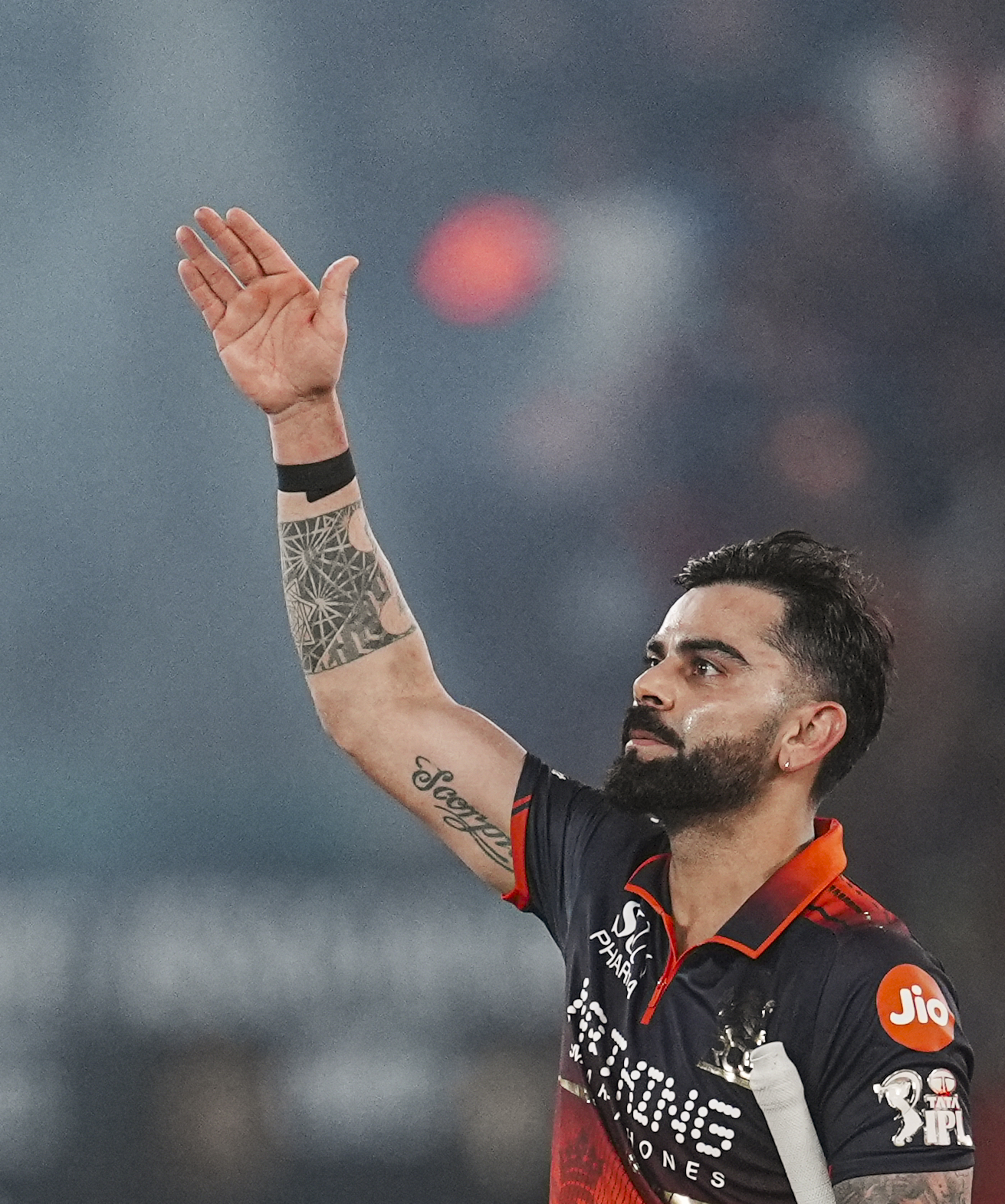फाइनल जिताने के बाद विराट कोहली। उन्होंने छक्का लगाकर RCB को जीत दिलाई।