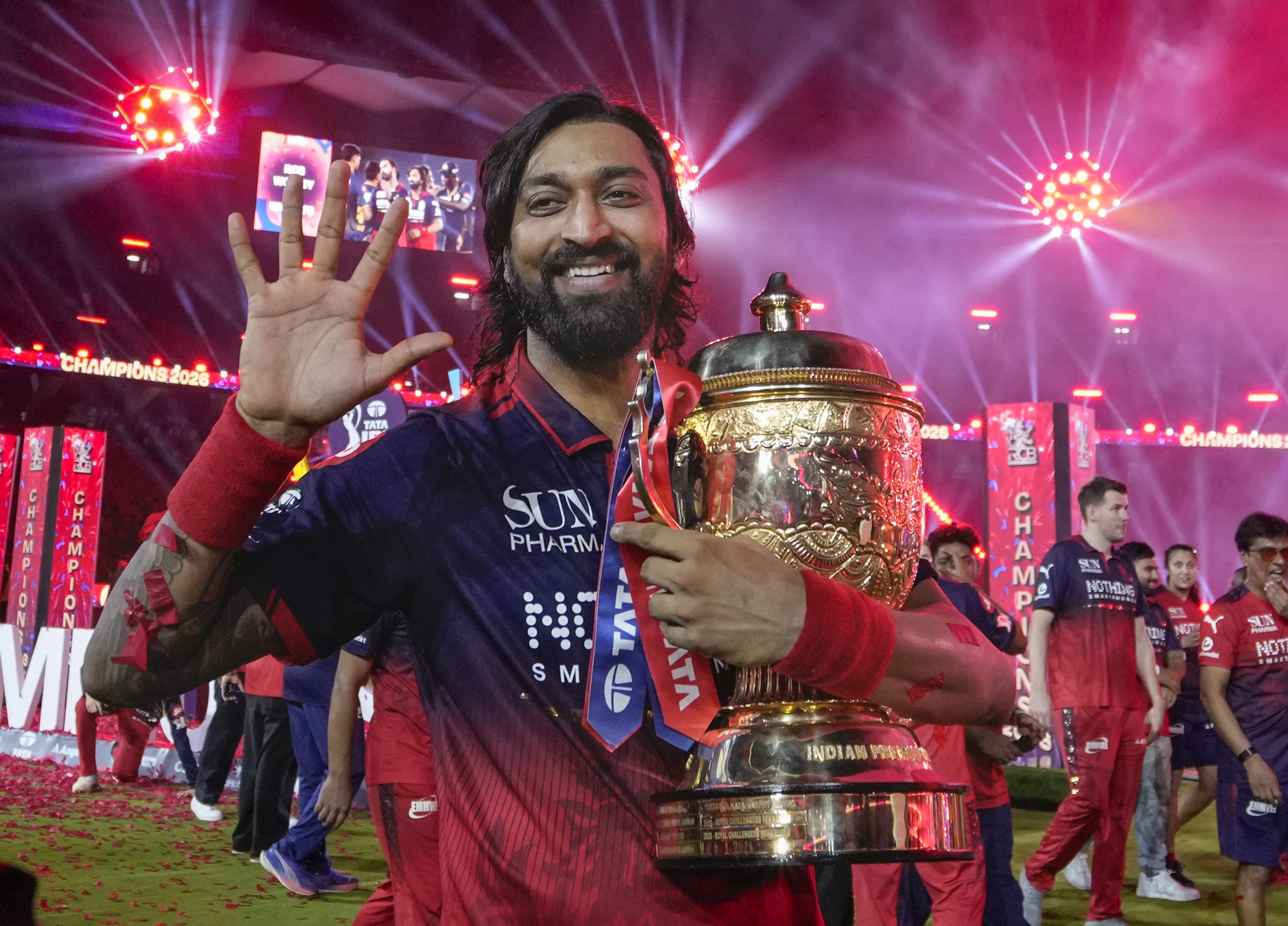 5वीं IPL ट्रॉफी के साथ क्रुणाल पंड्या।