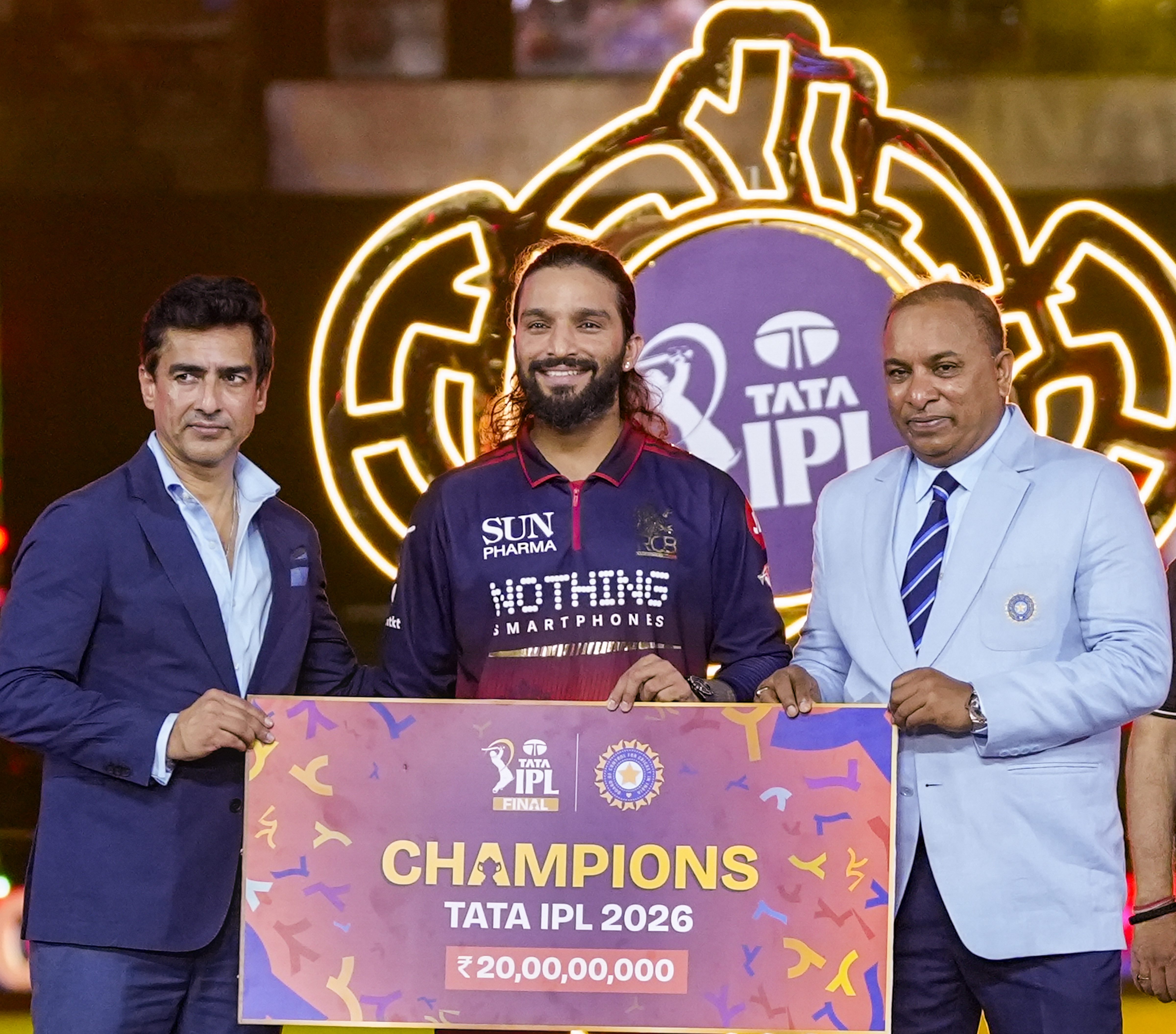 फाइनल जीतने के बाद प्राइज मनी लेते RCB के कप्तान रजत पाटीदार।