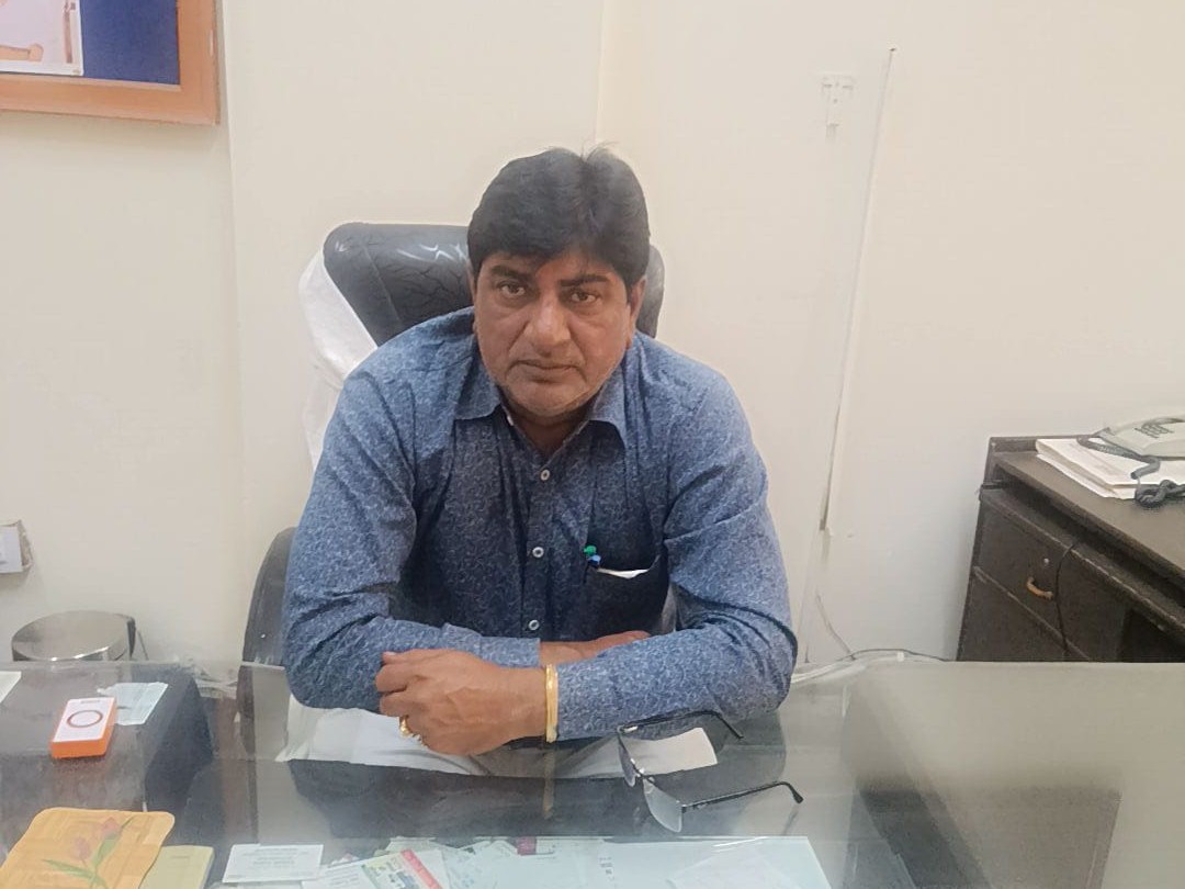जानकारी देते हुए प्रिंसिपल इंद्र सिंह।