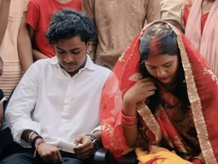 नए जोड़े की बहन ने उतारी आरती। लाल साड़ी में नयनश्री और उसके बगल में बैठा राहुल।