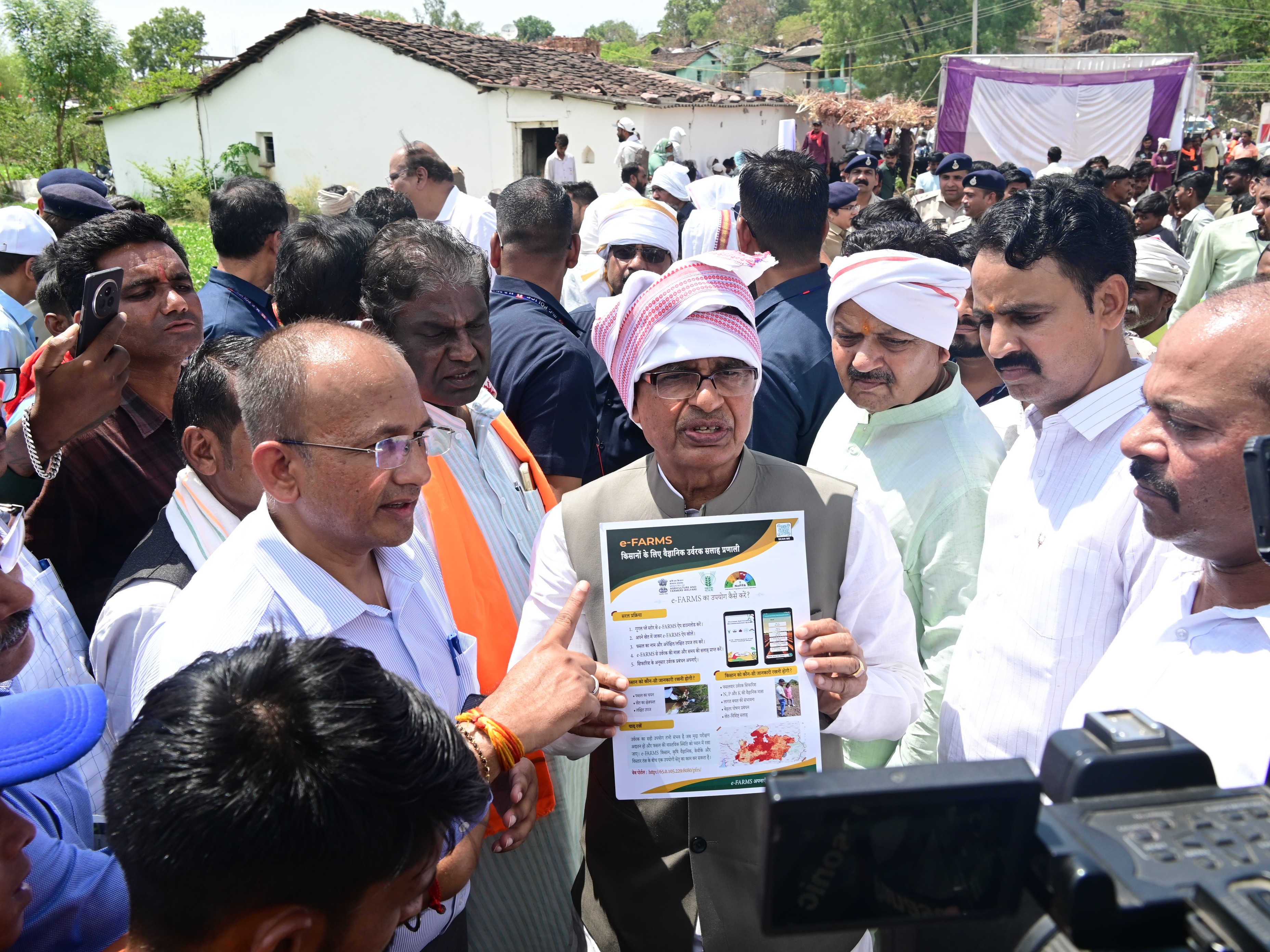 Raisen: Shivraj Launches Khet Bachao Abhiyan for Chemical-Free Farming