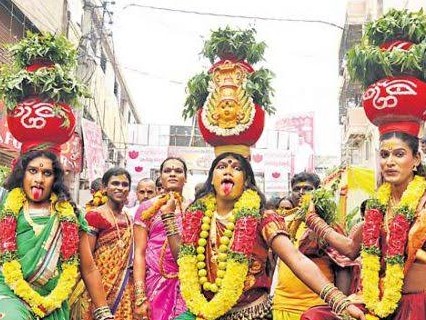तेलंगाना में हर साल मनाए जाने वाले ‘बोनालु’ त्योहार में कलश यात्रा निकालतीं महिलाएं। - Dainik Bhaskar