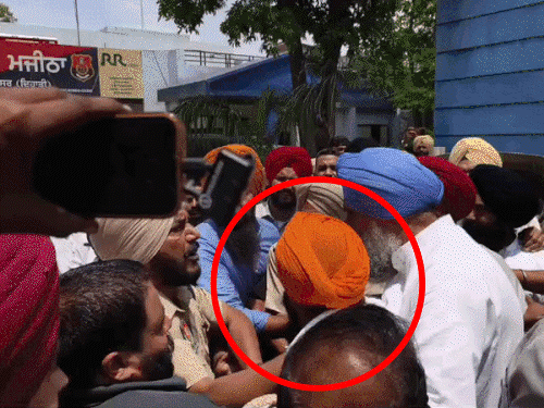 यह फोटो कल यानी 31 मई की है, पुलिस का कहना है कि मजीठिया आरोपी जोबनजीत (लाल घेरे में) को ले जा रहे थे। पुलिस उन्हें रोकने की कोशिश करती दिखी। - Dainik Bhaskar