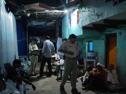 घटना की सूचना मिलते ही पुलिस मौके पर पहुंची.