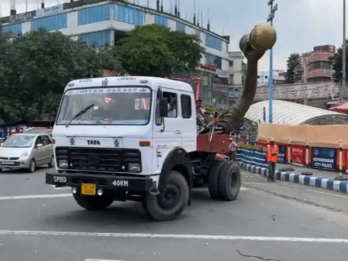 मेसी की मूर्ति को हाइड्रोलिक क्रेन की मदद से हटाया गया।