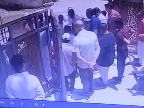 कॉलोनी के रास्ते को लेकर हुए विवाद में बिल्डर से मारपीट।