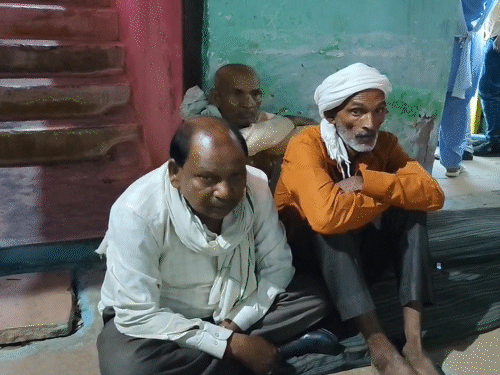 बेटे की छठी की रस्म थी, इसलिए रिश्तेदार और मेहमान भी घर पर थे।