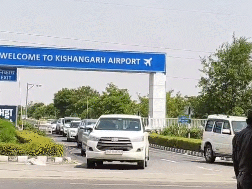 किशनगढ़ एयरपोर्ट से पुष्कर के लिए रवाना हुआ राहुल गांधी का काफिला।